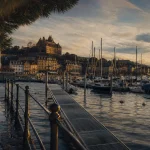 Neuchâtel suisse tourisme : quai au lac, vieille ville et château