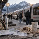 Voyage responsable suisse : sac en toile et billet, train local près d’une gare en Suisse