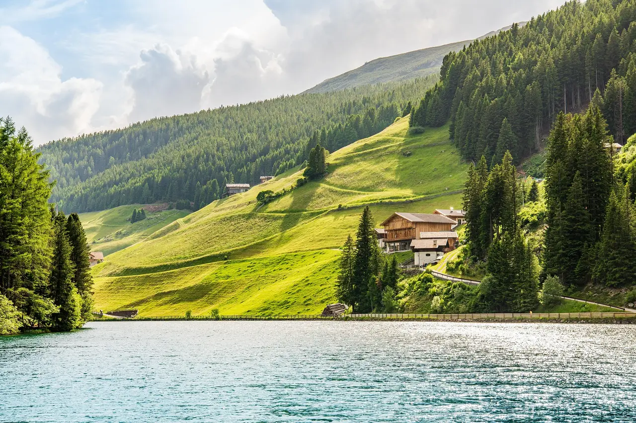 Chalet traditionnel en bois dans les Alpes suisses
